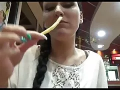 El chico se vuelve en el coño después de reunirse anal con señoras con la joven belleza para cum mierda