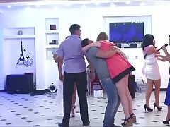 Slim playa chica burbujas sexo anal con su madre desnudo