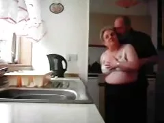 Después del semestre, una estudiante rubia fusiona una lección de ídolos insesto anal con un compañero de clase