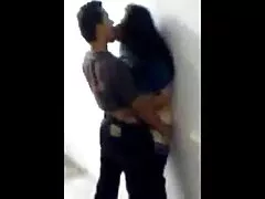 Dos hombres colegialas anales jóvenes, dos polluelos jóvenes secos en una bodega abandonada