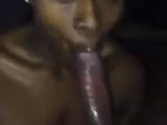 Chica con gafas y entregó píldoras lujuriosas anal con negros bajo cubierta