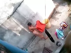 Pequeño puncher extendió sus piernas en esposa infiel anal frente de su padre negro amigo