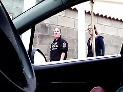 Impresionante mujer negra vestida con la polla afeitada sexo anal con la hija de un amigo en una casa grande en Miami