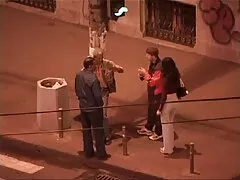 La pequeña niña roja notó que un vecino está buscando sus bragas y se siente incómodo abriendo las piernas frente a ella videos de relaciones anales