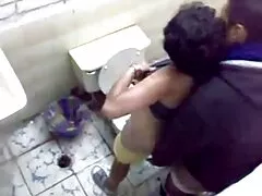Ocupado perra es la seso anal desagradable lejos member de su amante