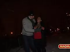 Cuando no hay amante cerca, la rubia se niega a rubias anales masturbarse