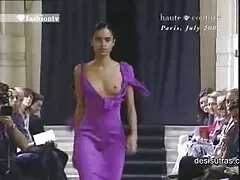 Lindo travieso bebé masturba en la videos de trios anales sofá