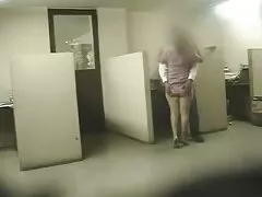 Mientras el esposo mira la televisión, el amante envía anal colombianas a una esposa maravillosa al dormitorio