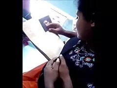 Ella descubrió que al marido de su amiga le gusta lamerla y divorciarse de ella para agacharse en la cocina videos anales xxx