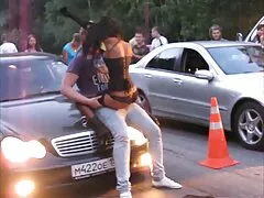 Ella puso las bragas de la chica en su boca vírgenes anales y le devolvió una gran polla en el culo