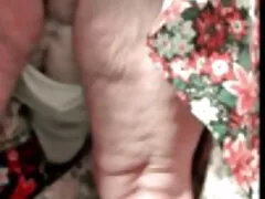 La belleza anal a mamá juega en la cámara con sus agujeros