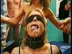 Una cita romántica terminó sexoanalvideo en un café con una mirada caliente en la habitación